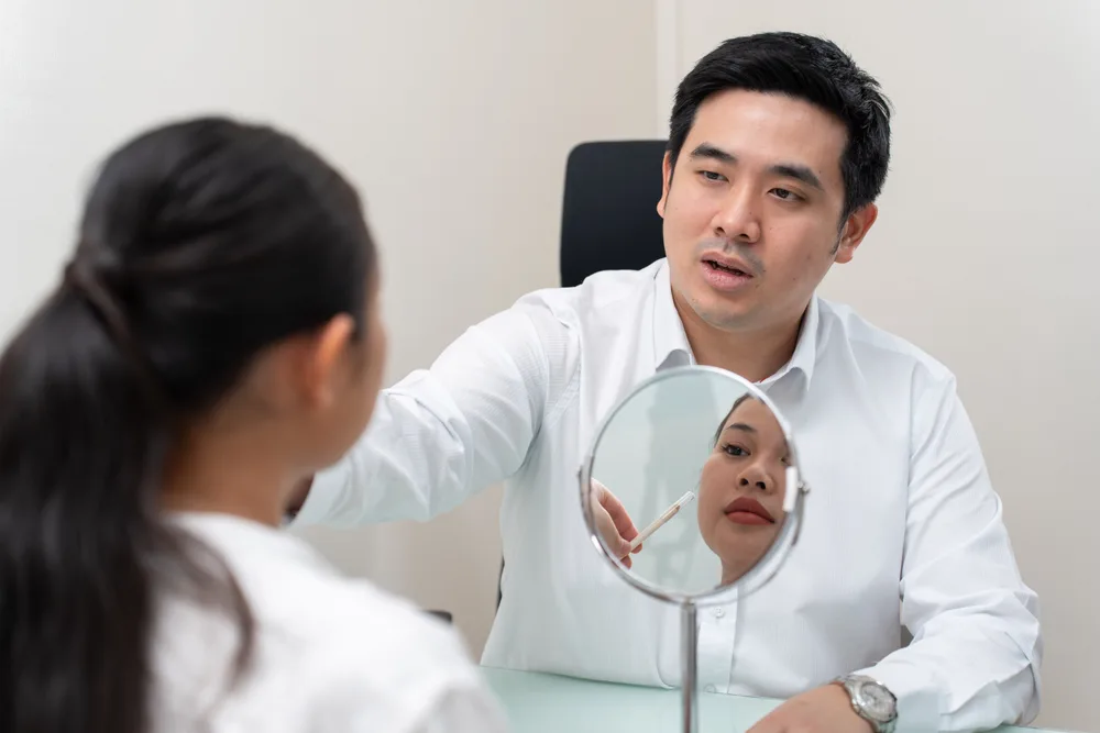 ปรึกษาแพทย์ประเมินสิว — Groove Skin & Laser Clinic